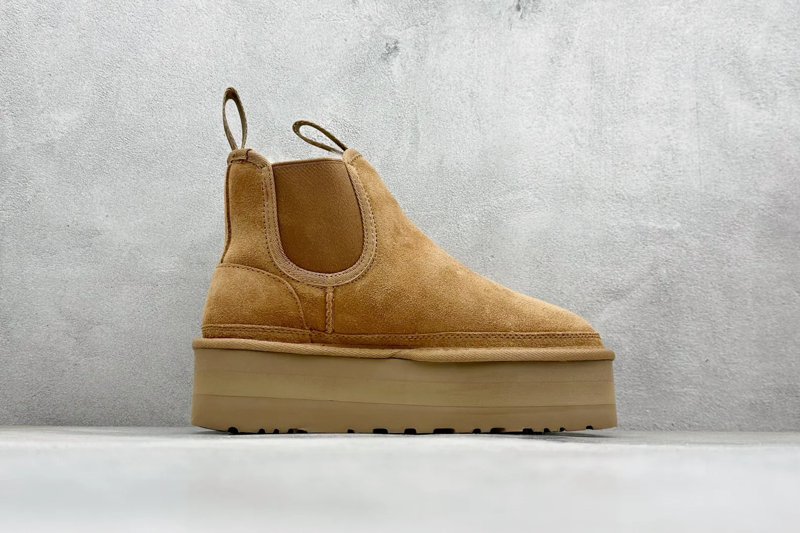 🐲💰 560 supports store UGG sheepskin and fur integrated snow boots 4526 Chelsea thick soles. All shoes are made of ZP from the same factory. Longfeng A-grade Australian imported sheepskin and fur integrated brand OEM production line fully follows the ZP process. OEM original pattern maker adheres to the principle of no original shoes and no development selection. Pay attention to every detail. The most correct version on the market 35-40. Item number: 1134526